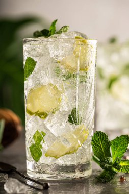 Tazeleyici ev yapımı kokteyl