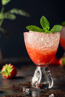 Ezilmiş buz, çilek ve naneli taze kokteyl.