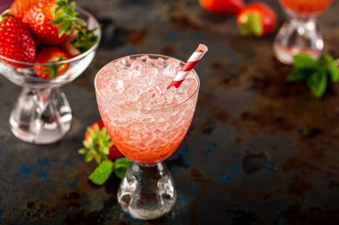 Ezilmiş buz, çilek ve naneli taze kokteyl.