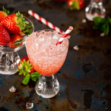 Ezilmiş buz, çilek ve naneli taze kokteyl.