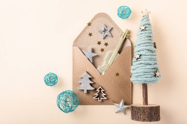 Kahverengi kaplama Noel süslemeleri ve hediyelerle.