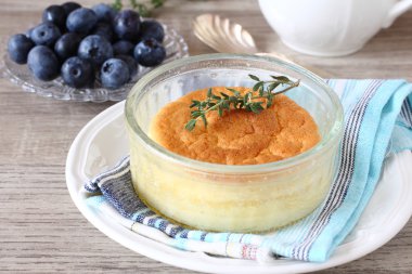 lezzetli limon puding pastası ramekins içinde görev yaptı.