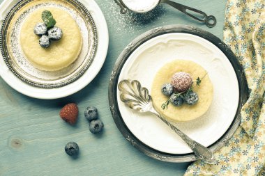 Limonlu puding lezzetli kek çilek ile görev yaptı.