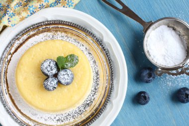 limon sürpriz puding kek çilek ile görev yaptı.