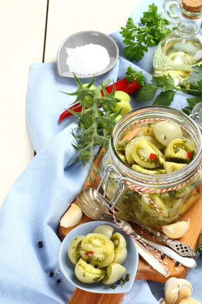 Glas mit eingelegten grünen Tomaten für den Winter vorbereitet — Stockfoto