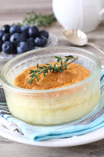 Delicioso pastel de pudín de limón servido en ramekins — Foto de Stock