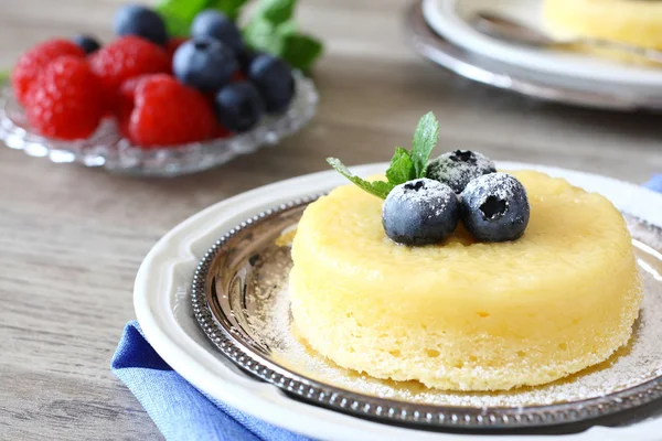 Cytryny gąbka souffle serwowane z jagód — Zdjęcie stockowe