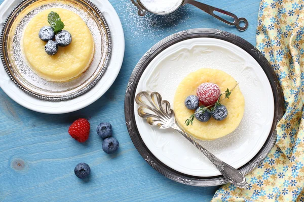 Zitronen-Überraschungspudding-Kuchen serviert mit Beeren — Stockfoto