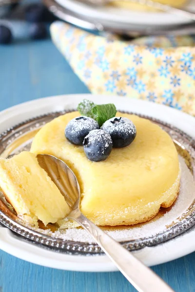Zitrone leckeren Pudding Kuchen mit Beeren serviert — Stockfoto