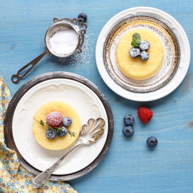 Limonlu puding lezzetli kek çilek ile görev yaptı.