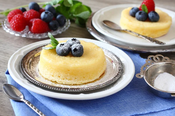 Delicioso pastel de pudín de limón servido con bayas —  Fotos de Stock