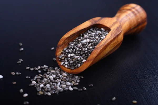 Sementes de chia em colheres de madeira, um dos superalimentos — Fotografia de Stock