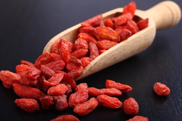 Bayas de Goji en cucharada de madera, uno de los superalimentos —  Fotos de Stock