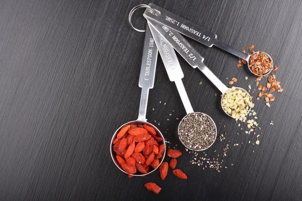 Superalimentos na medição de colheres — Fotografia de Stock