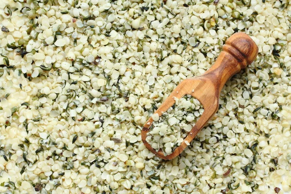 Sementes de cânhamo com casca em colheres de madeira, um dos superalimentos — Fotografia de Stock