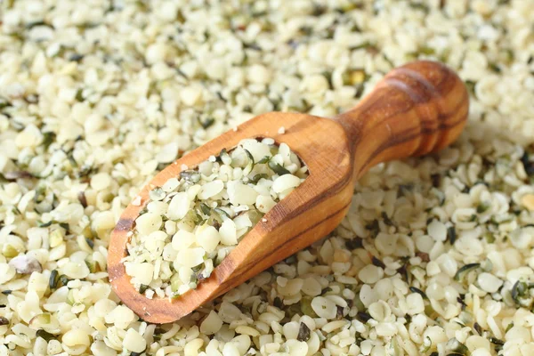 Sementes de cânhamo com casca em colheres de madeira, um dos superalimentos — Fotografia de Stock