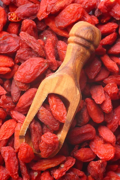 Bayas de Goji en cuchara de madera —  Fotos de Stock