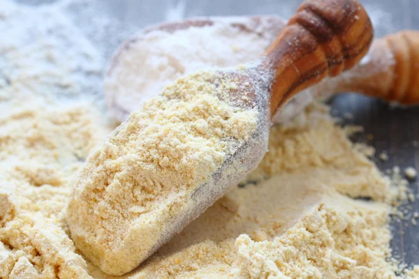 Gluten vrije kikkererwten meel in houten lepel — Stockfoto
