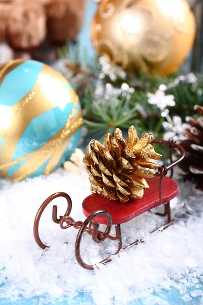 Composição de Natal com trenó, pinecone e decoração — Fotografia de Stock