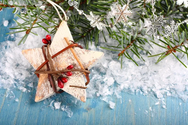 Composição de Natal com estrela de madeira branca — Fotografia de Stock