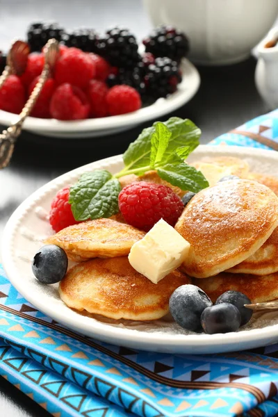 Mini crêpes néerlandaises appelées poffertjes aux baies — Photo