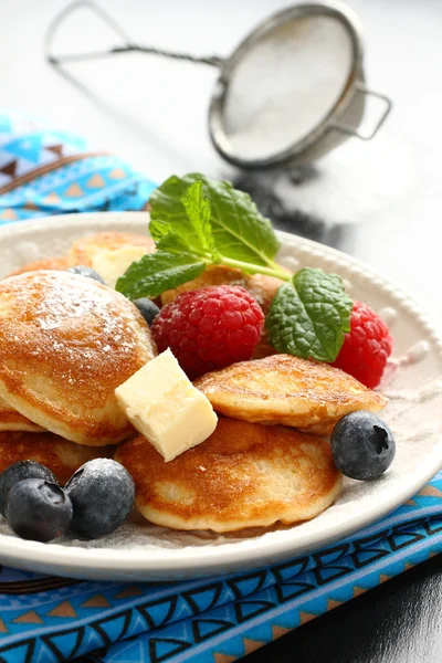 Mini crêpes néerlandaises appelées poffertjes aux baies — Photo