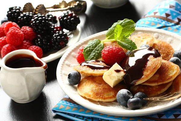 Nederländska mini pannkakor kallas poffertjes — Stockfoto