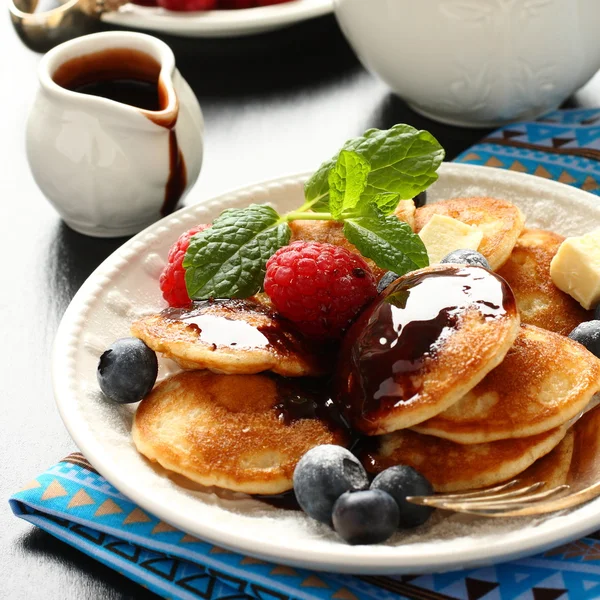 Nederländska mini pannkakor kallas poffertjes — Stockfoto