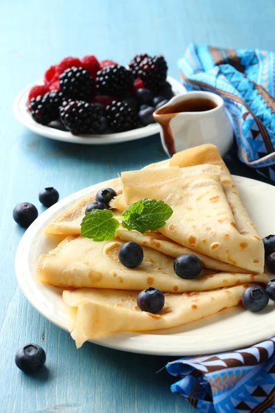 Hemgjord crepes med blåbär, choklad sås — Stockfoto