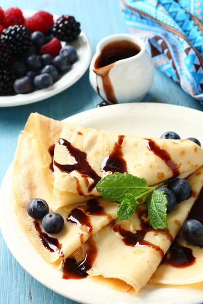 Hemgjord crepes med blåbär, choklad sås — Stockfoto