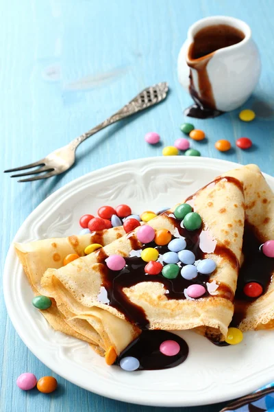 Hausgemachte Crêpes mit buntem Dragee — Stockfoto