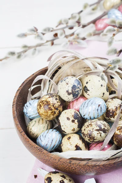 Bunte Schokoladen-Ostereier in Holzschale — Stockfoto