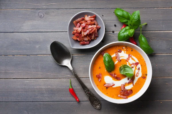 Sopa de creme de pimenta doce de cenoura com bacon — Fotografia de Stock