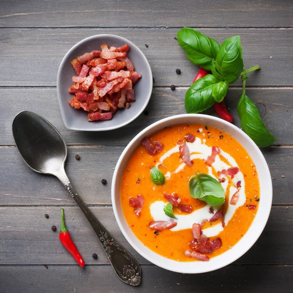 Sopa de creme de pimenta doce de cenoura com bacon — Fotografia de Stock