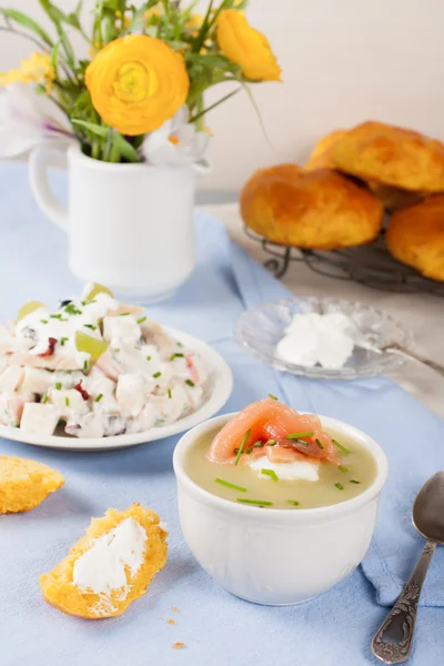 Чаша сливочного лукового супа с копченым лососином — стоковое фото