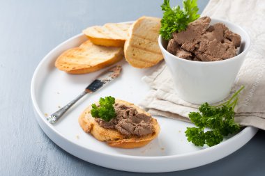 Tavuk karaciğer pate ekmek ve haykırmak
