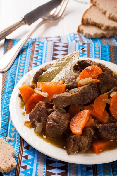 Köstlicher Bourguignon-Rindereintopf auf weißem Teller — Stockfoto