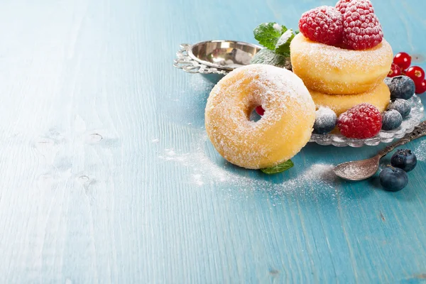 Café da manhã com mini donuts e bagas — Fotografia de Stock