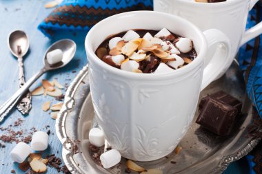 Badem sütünden yapılan lezzetli çikolatalı süt