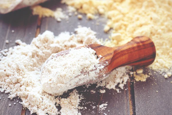 Harina de garbanzos sin gluten en cucharada de madera —  Fotos de Stock