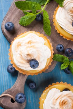 Mini Limon Lor tartlets beze ile.