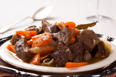 Sığır eti ve havuç ile güveç