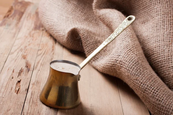 Cafetera vieja sobre fondo rústico de madera — Foto de Stock