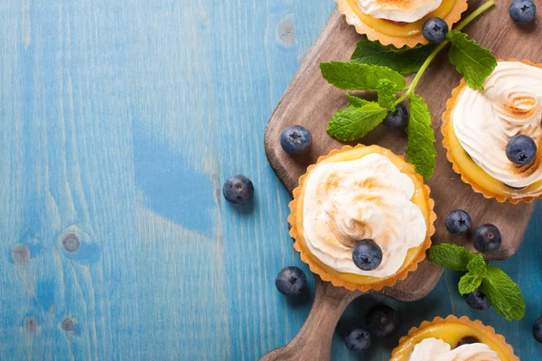 Mini tartaletas de cuajada de lima con merengue . — Foto de Stock