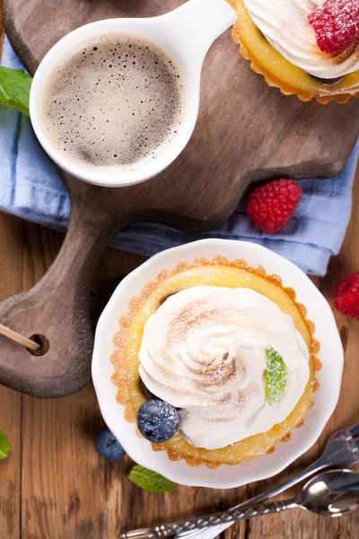 Tartarugas caseiras com coalhada de limão e merengue — Fotografia de Stock