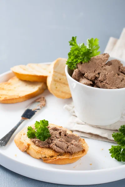 Patè di fegato di pollo su pane e in bawl — Foto Stock