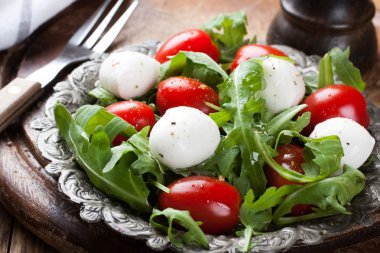 İtalyan salatası taze mozzarella peyniri