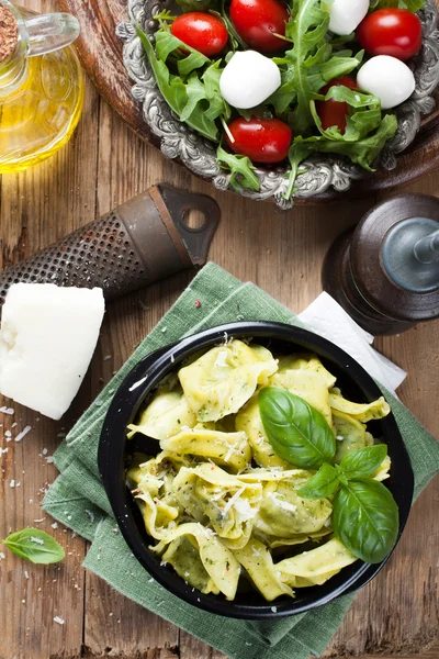 Maträtt av kyndel italienska tortellini — Stockfoto