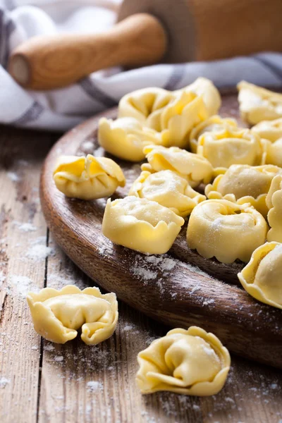 Hemgjord obehandlad italienska tortellini — Stockfoto