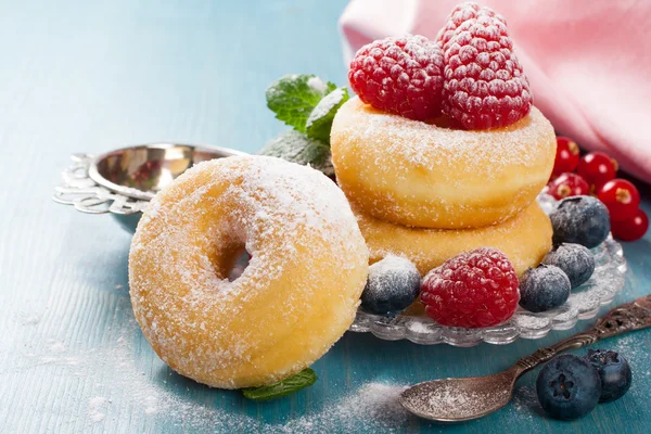Morgon frukost med mini donuts och bär Royaltyfria Stockbilder